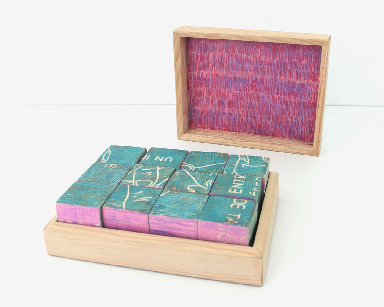 Mon oeil, 2026, peinture acrylique, crayon de couleur, papier, calque et gravure sur bois de pin et de hêtre, 21 x 17 x 7 cm